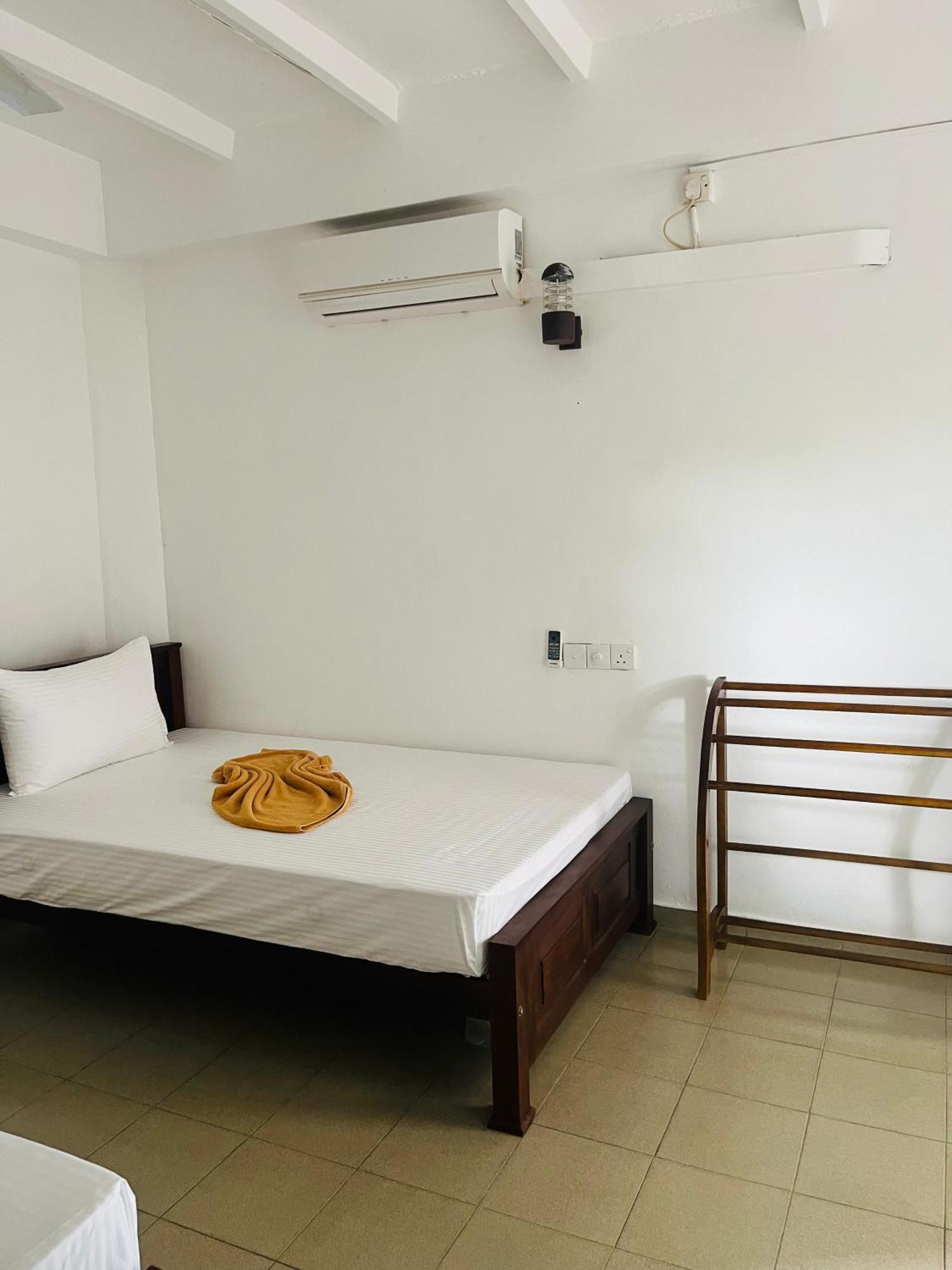 Crystal Wave Holiday Resort Polhena Matara Buitenkant foto