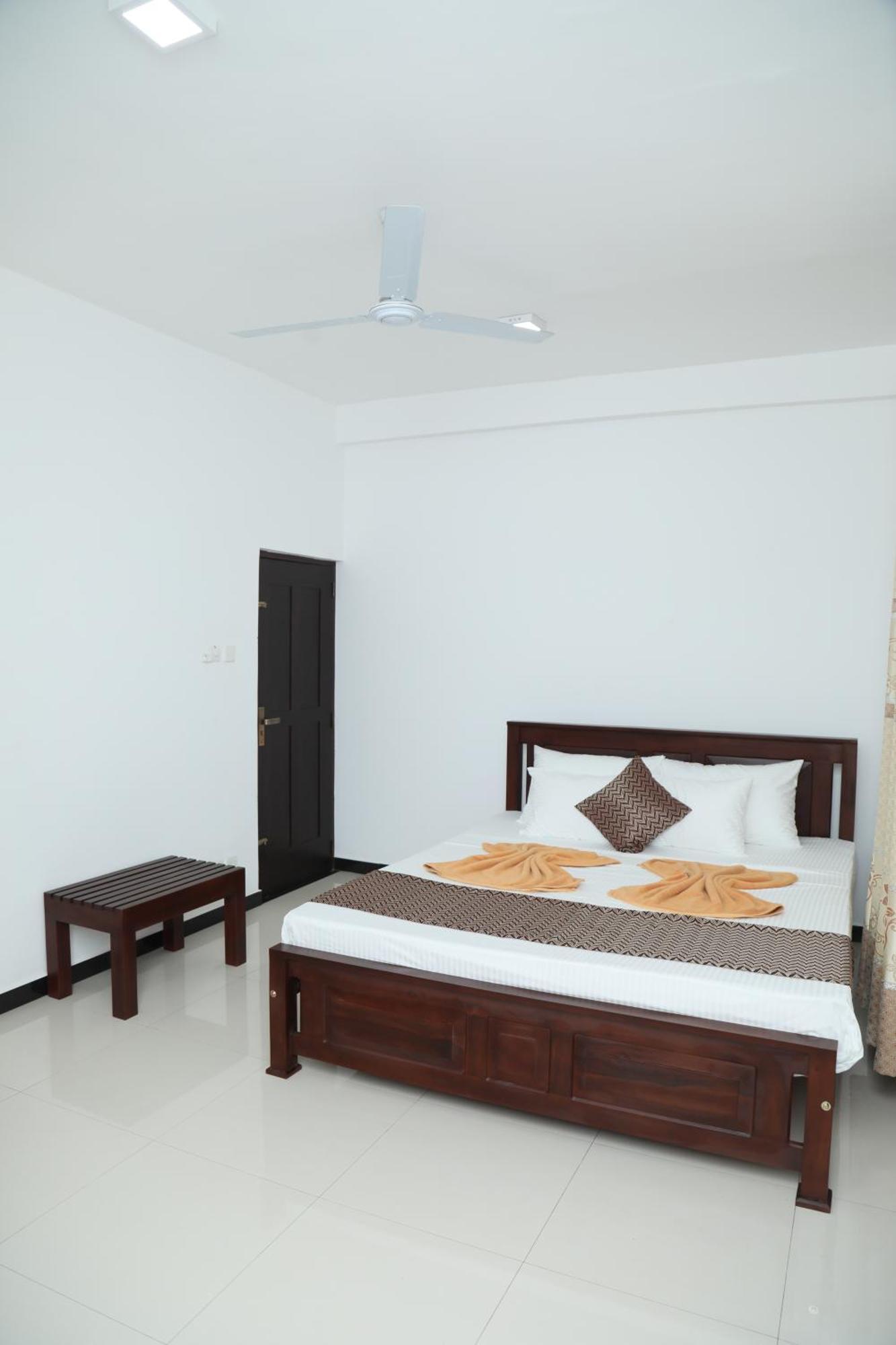 Crystal Wave Holiday Resort Polhena Matara Buitenkant foto