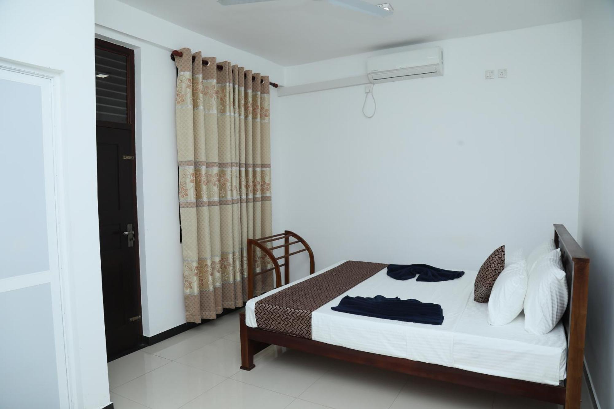 Crystal Wave Holiday Resort Polhena Matara Buitenkant foto