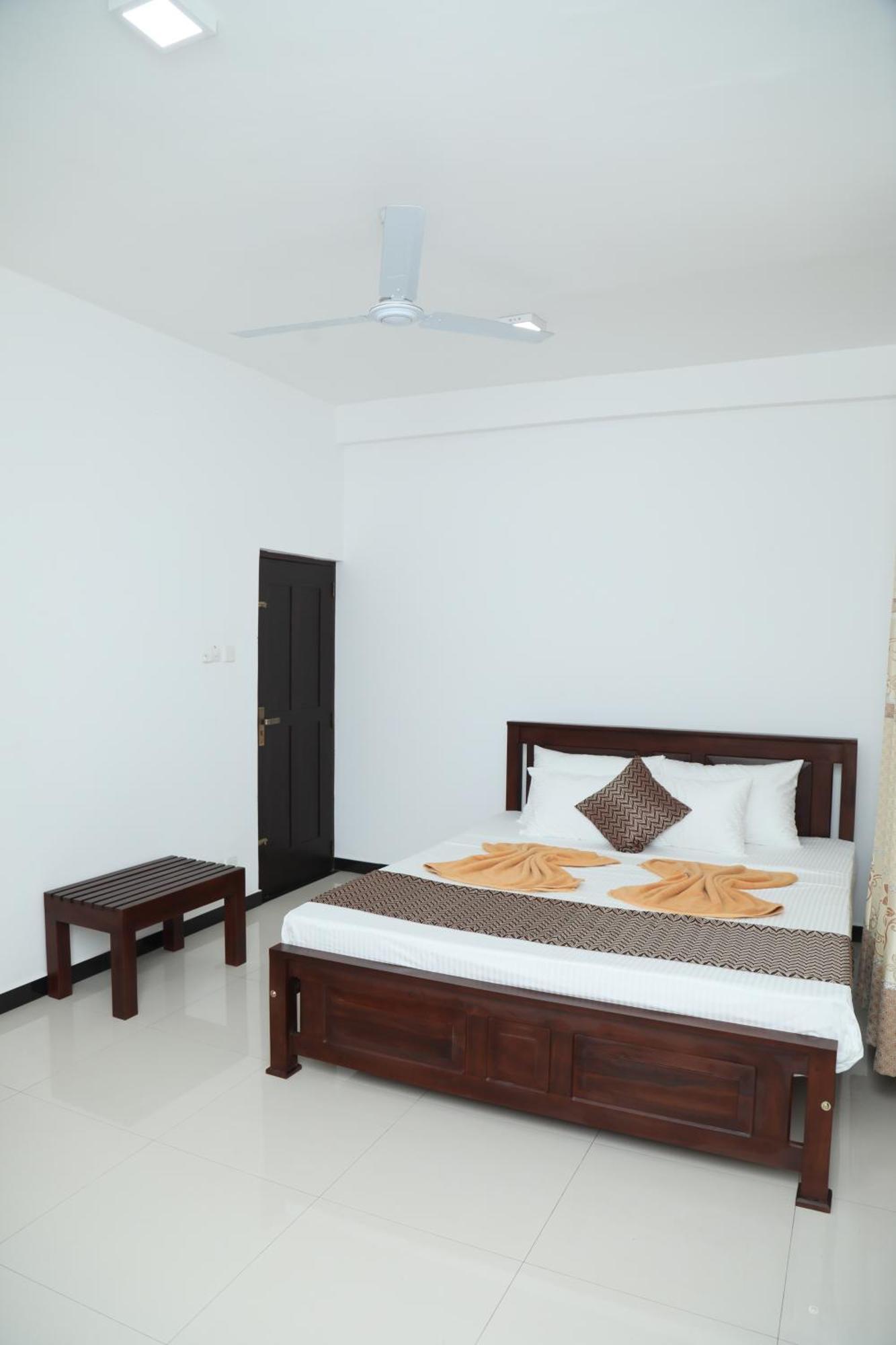 Crystal Wave Holiday Resort Polhena Matara Buitenkant foto