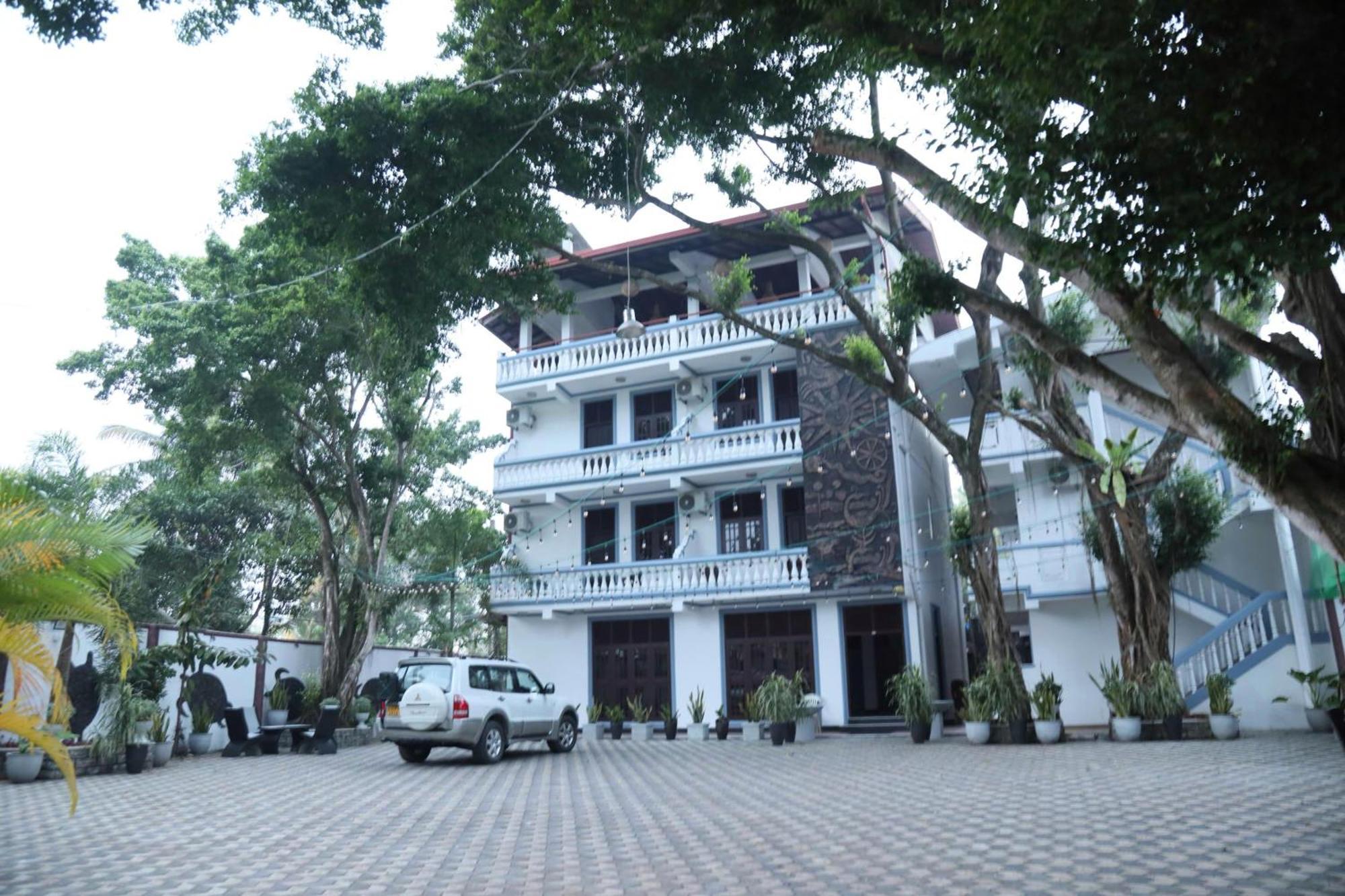 Crystal Wave Holiday Resort Polhena Matara Buitenkant foto