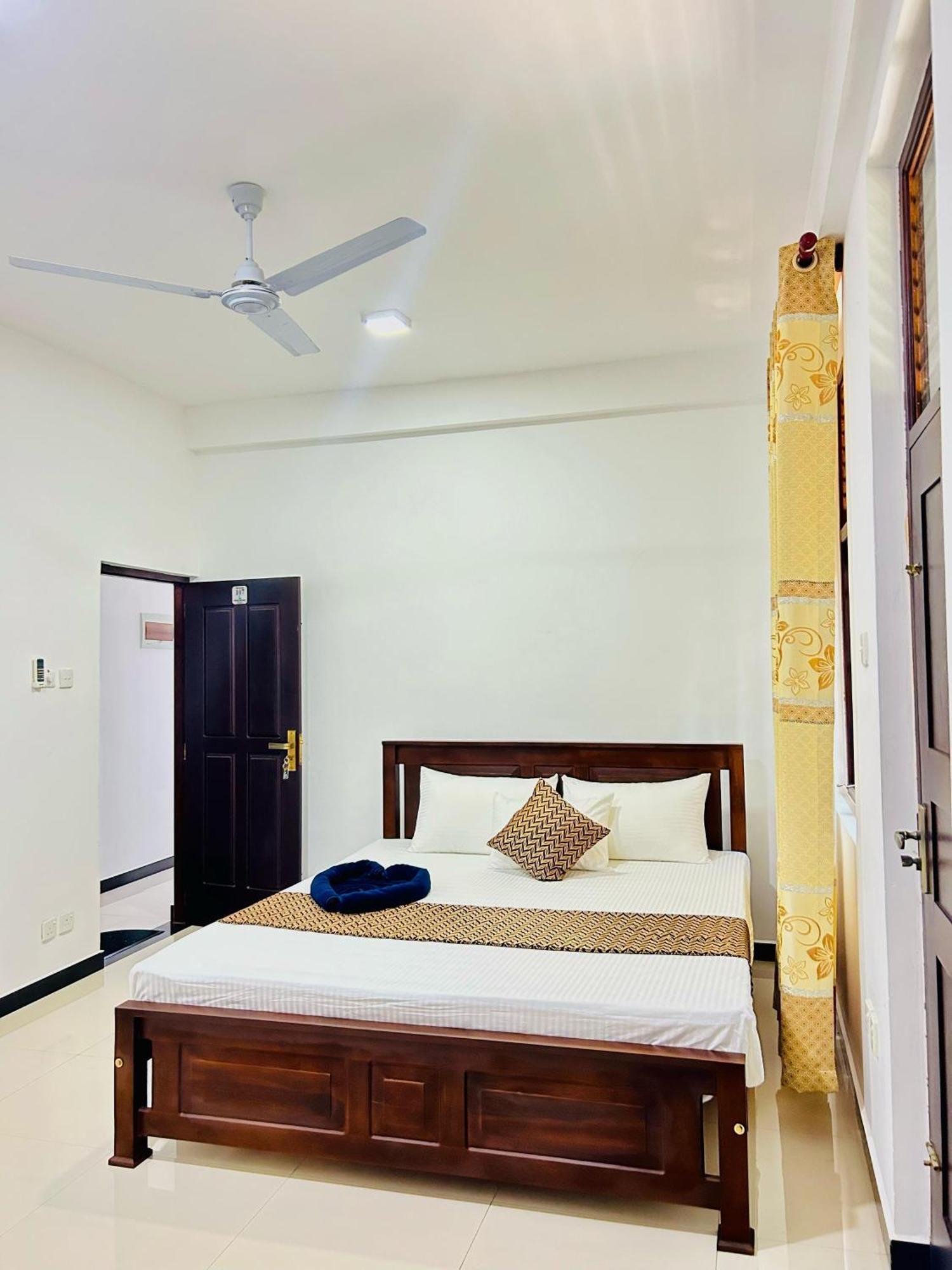 Crystal Wave Holiday Resort Polhena Matara Buitenkant foto