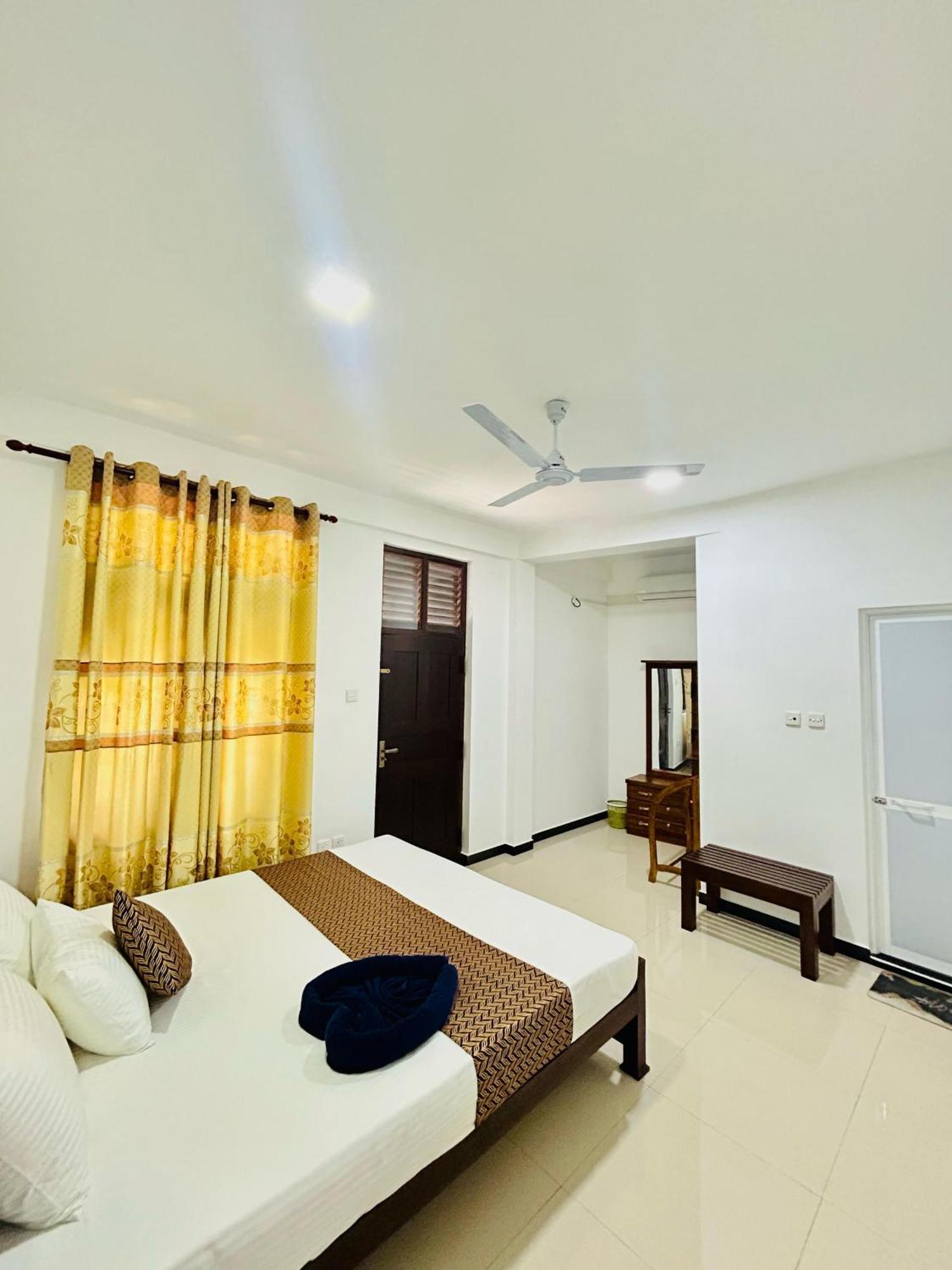 Crystal Wave Holiday Resort Polhena Matara Buitenkant foto